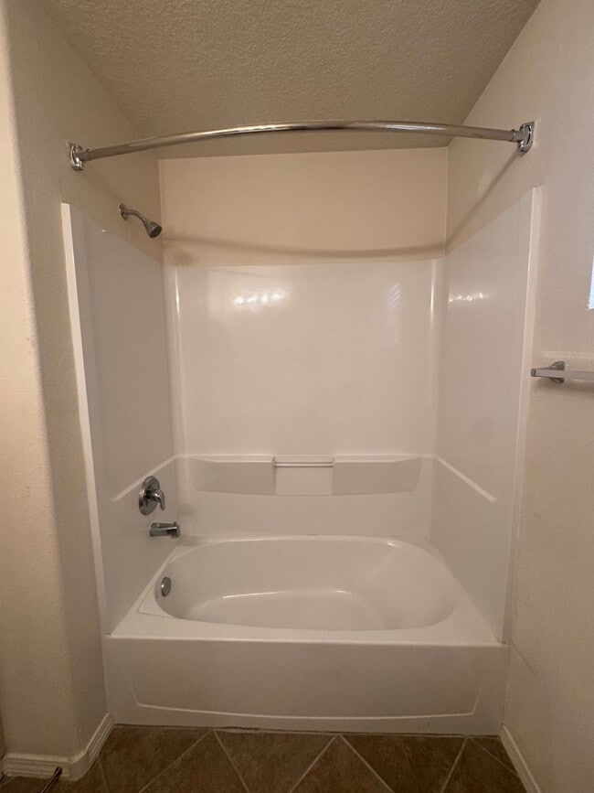 Building Photo - 3 bed 2 bath home in Huning Ranch