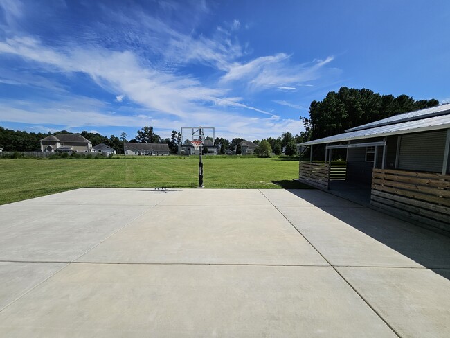 Building Photo - 214 Gracyns Dr