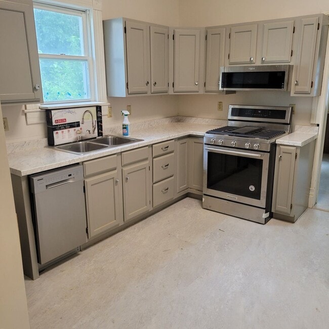 Building Photo - Spacious Updated Cottage