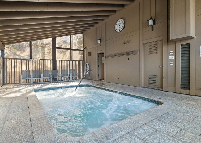 Building Photo - Fully Furnished 2 Bed / 2 Bath Corner Unit...
