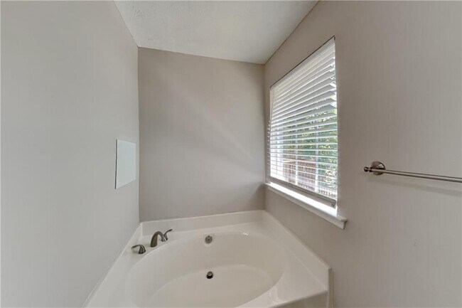 Building Photo - 460 Highlander Way