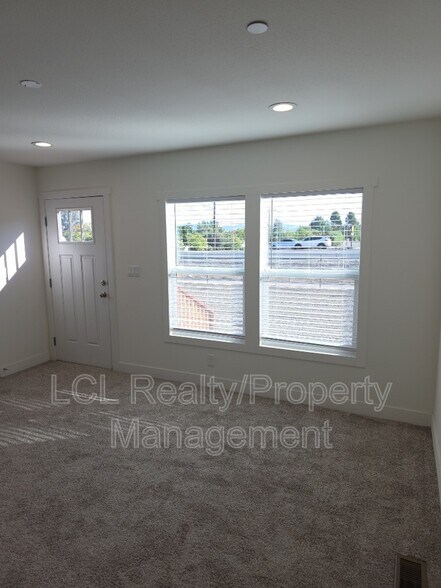 Building Photo - 33030 CA-74