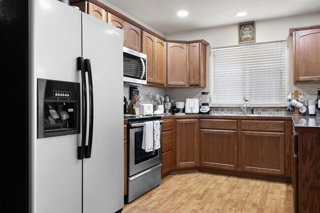 Building Photo - Garden Springs Duplex