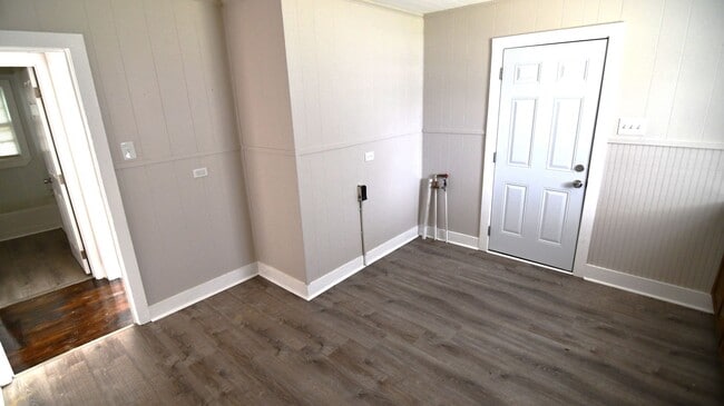 Building Photo - Housing Authority Vouchers Accepted !! 2-bedroom, 1-bathroom DUPLEX located in Mid City North, Ba...