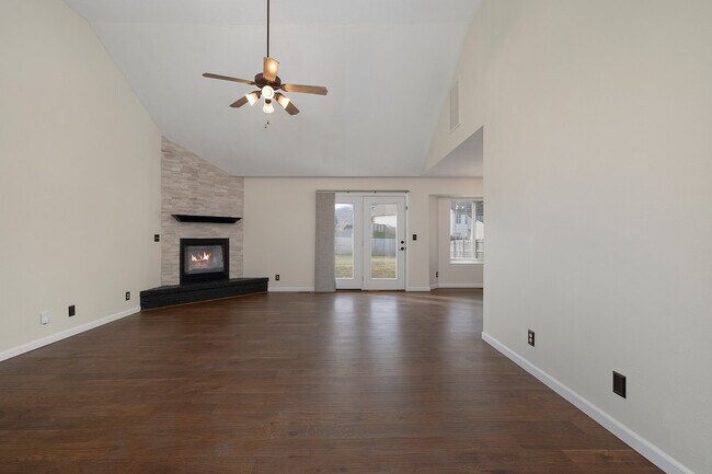 Building Photo - 647 S Meteor Ave