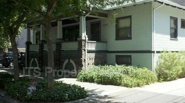 Building Photo - 1015 27th St