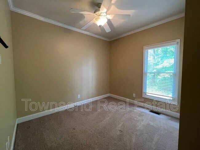 Building Photo - 7049 Pitcairn Dr