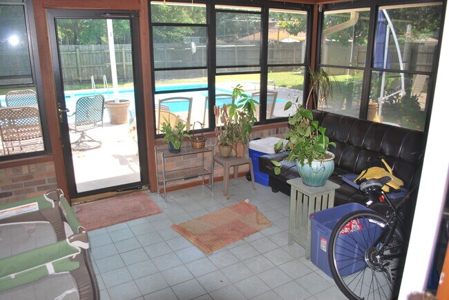 Building Photo - 123 Raintree Blvd