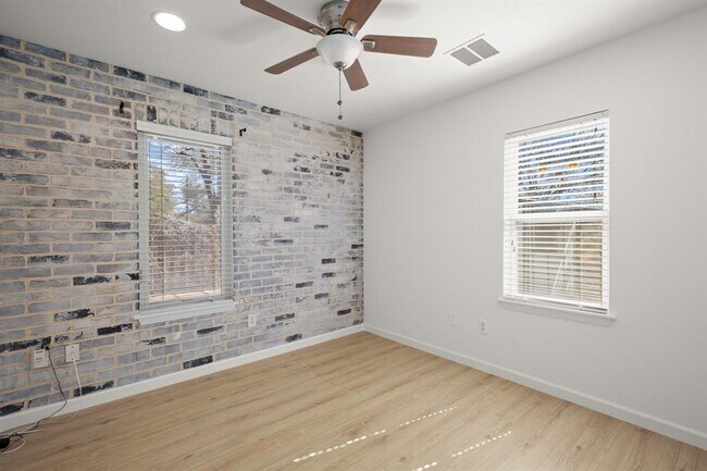 Building Photo - 3203 S Oak Dr
