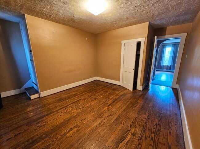 Building Photo - 528 N Madriver St