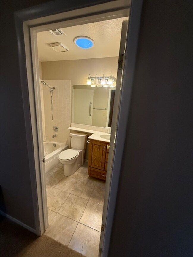 Building Photo - A Fabulous 4 Bedroom Home in Highland Hills