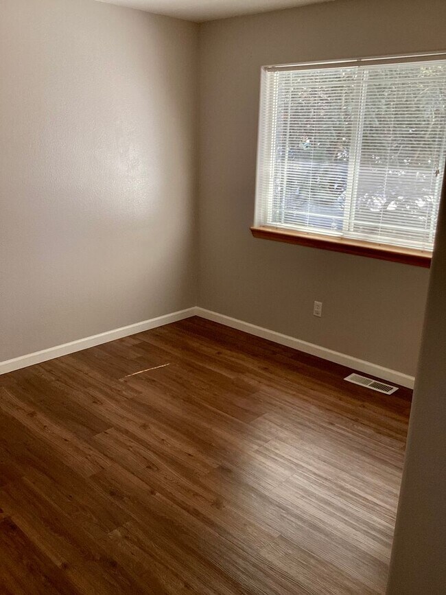 Building Photo - 3 Bed 2.5 Bath Town Home in Running Y - Ac...