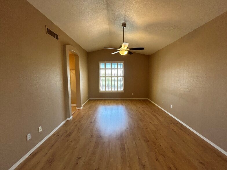 Building Photo - 4334 E Anderson Dr