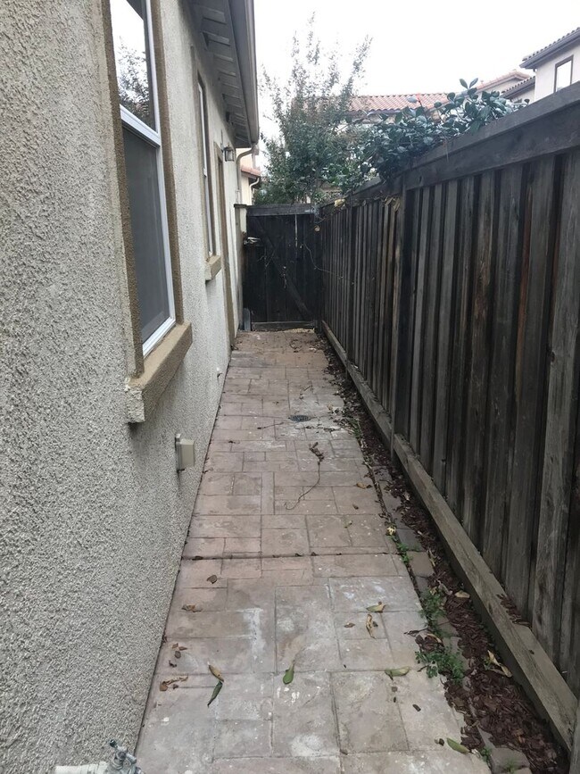 Building Photo - 4BR|2.5BA Townhome w/Garage|Yard|Water |Se...