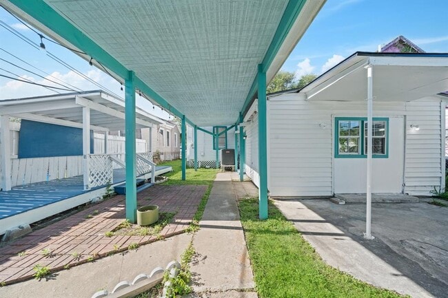 Building Photo - 2823 Bernardo De Galvez Ave