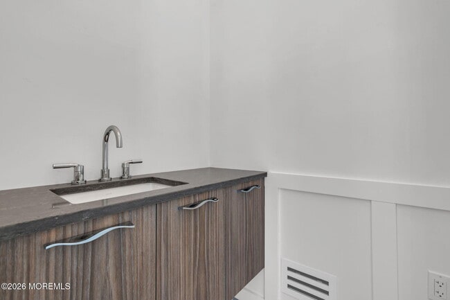 Building Photo - 497 Norwood Ave