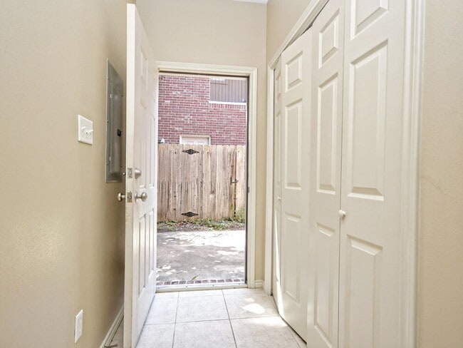 Building Photo - "Spacious 4-Bed, 4-Bath Townhouse Gem in College Station – Perfect for Comfortable Living!"