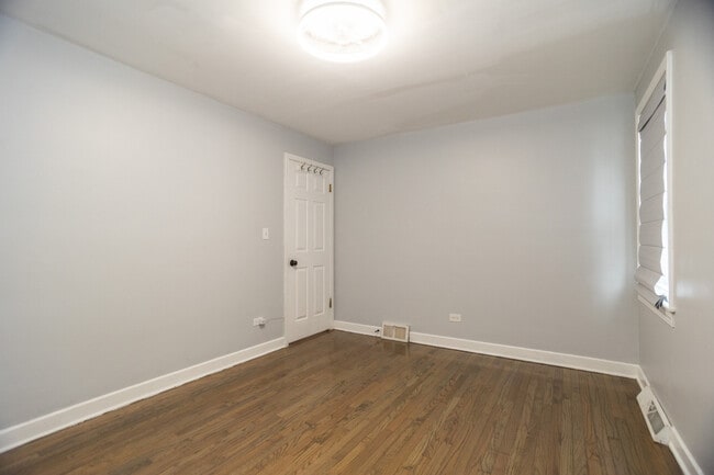 Building Photo - 9945 Sunnyside Ave