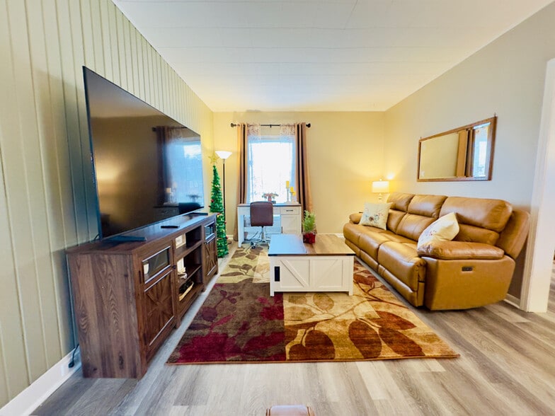 Building Photo - 922 W Broadway St