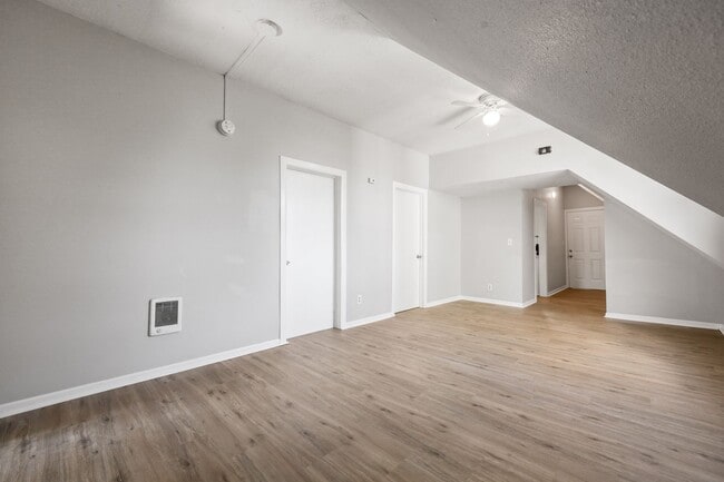 Building Photo - Victorian-style apartment available in the serene SW Hills