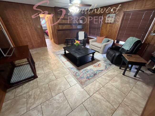 Building Photo - Spacious 3 Bedroom Brick Home in the Heart of Stephenville!