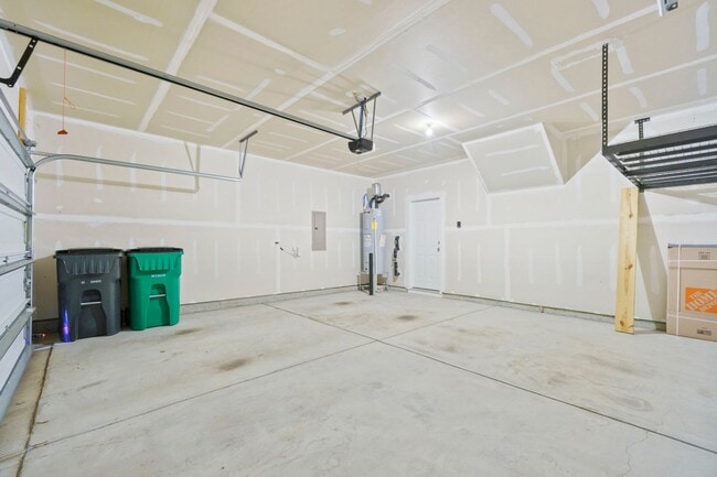 Building Photo - Beautiful spacious Home in Berewick community in Steel Creek Fence in Yard