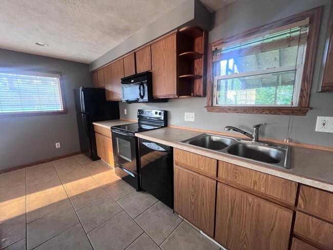 Building Photo - Adorable 2 bedroom home in the Silver Lake...