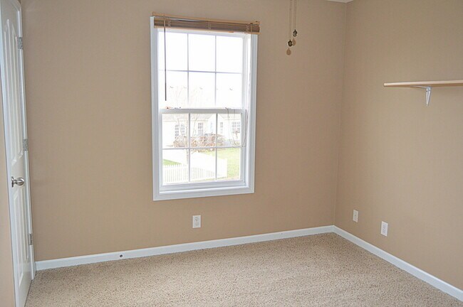 Building Photo - Three Bedroom with Bonus Room in Arbour Green South!