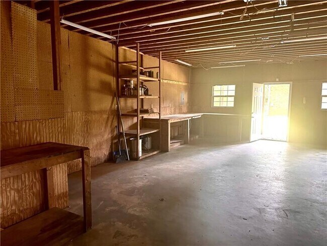 Building Photo - 2805 Pine Hill Dr