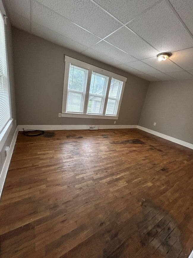 Building Photo - Just Remodeled! 2br/1ba - with Garage and Fenced-in Yard!