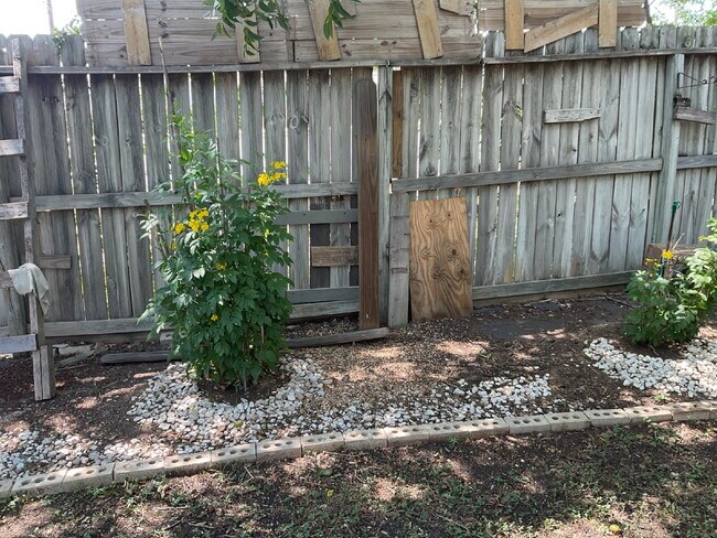 Building Photo - Three Bed/Two Bath with Personality and Charm