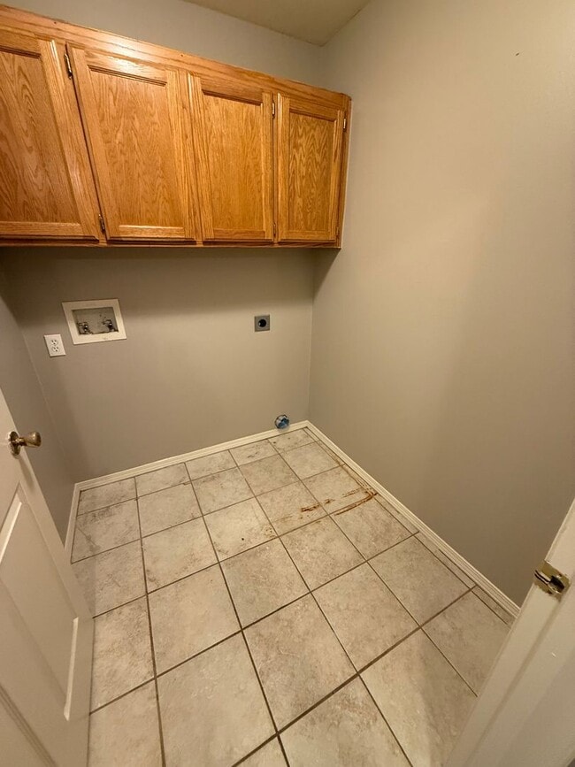 Building Photo - 3 Bed 2 Bath House with 1 Car Garage.  Total Electric. Yard Care Included.