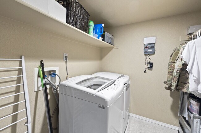 Building Photo - Bright & Spacious 4-Bedroom Home with Open-Concept Living, Fenced Yard & 2-Car Garage