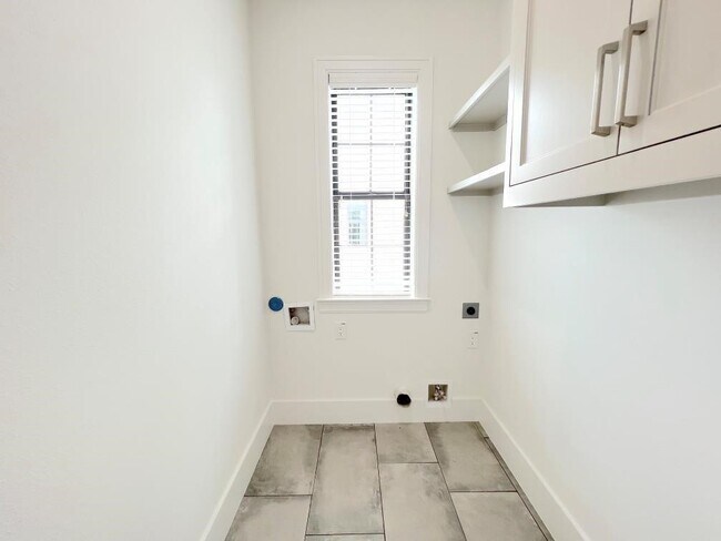 Building Photo - 2122 Blalock Rd