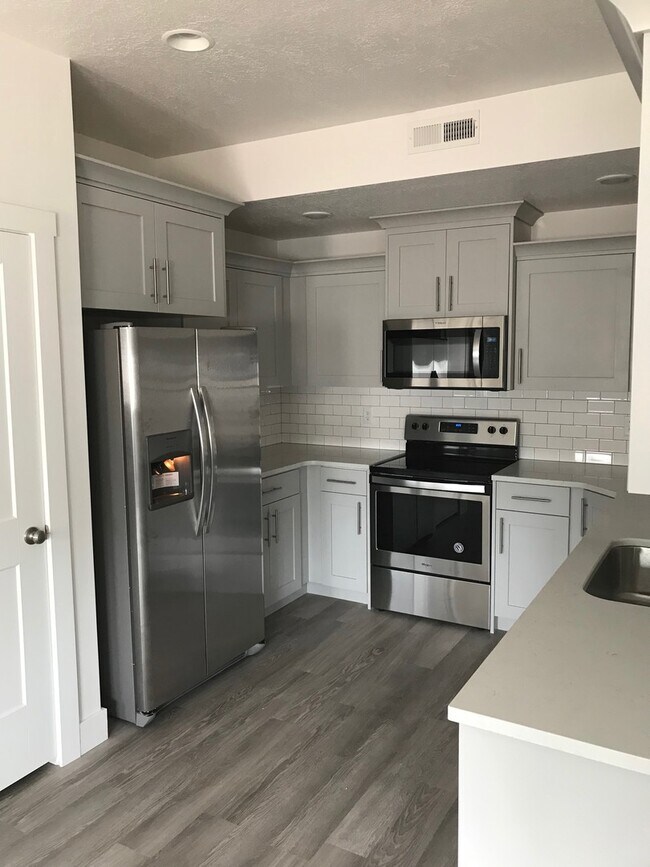 Building Photo - Beautiful 3 Bed, 2.5 Bath Town Home Located in the Sycamore Place Community in West Haven! Availa...