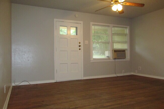 Building Photo - 2/1 with bonus room in Cherrywood Available August!