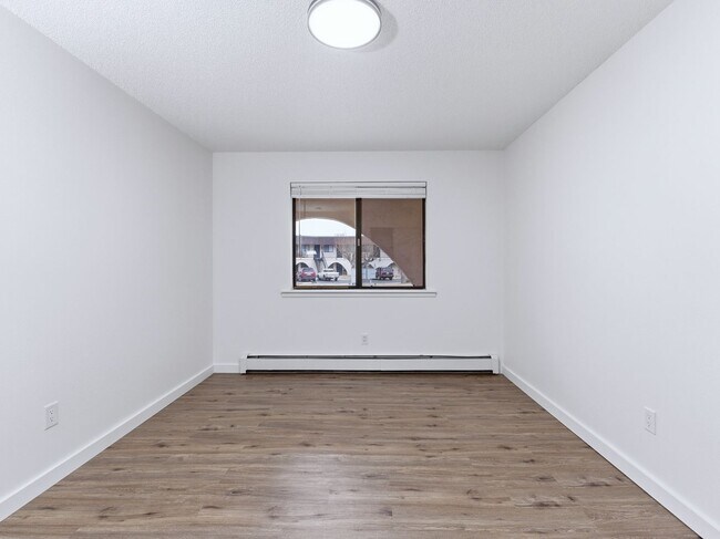 Building Photo - Modern 2 Bed, 1 Bath apartment, close to shopping.