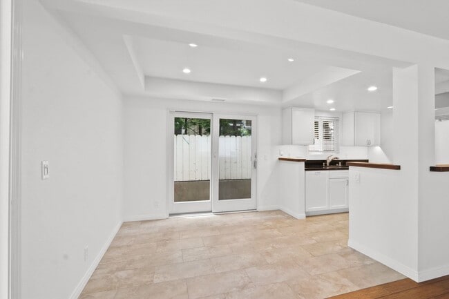 Building Photo - Coastal Living in the Heart of Corona del Mar