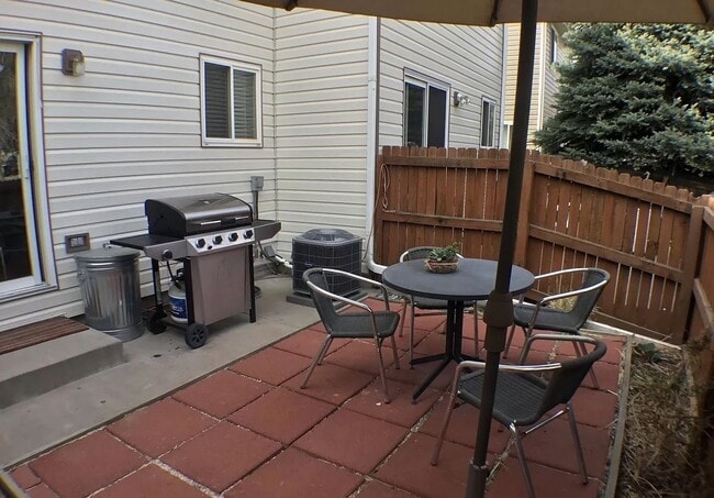 Building Photo - Beautiful townhome is Crown Point II!