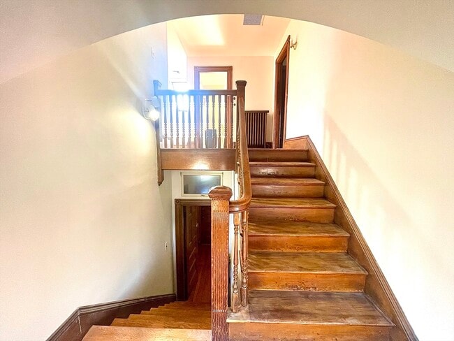 Building Photo - 11 Montague St