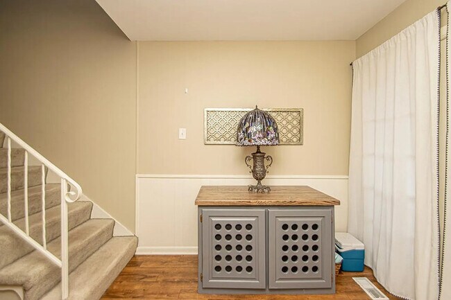 Building Photo - 2 bedroom 1.5 bath townhome in Hillcrest