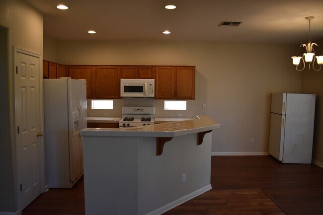 Building Photo - 3587 Sarasota Ave