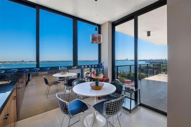 Building Photo - 1000 Venetian Way