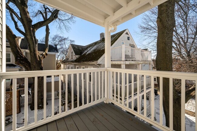 Building Photo - 40 Mead St