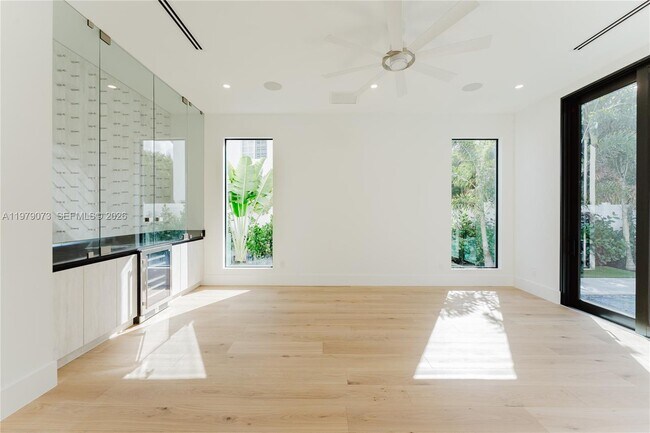 Building Photo - 464 NE 6th St