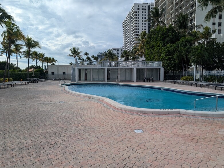 Building Photo - 2655 Collins Ave