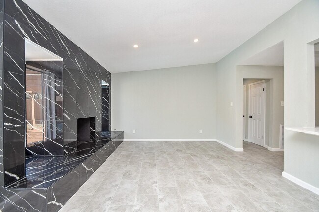 Building Photo - 5850 Duxbury St