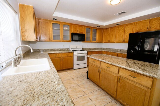 Building Photo - HUGE LOFT + 5 BEDROOMS IN SE