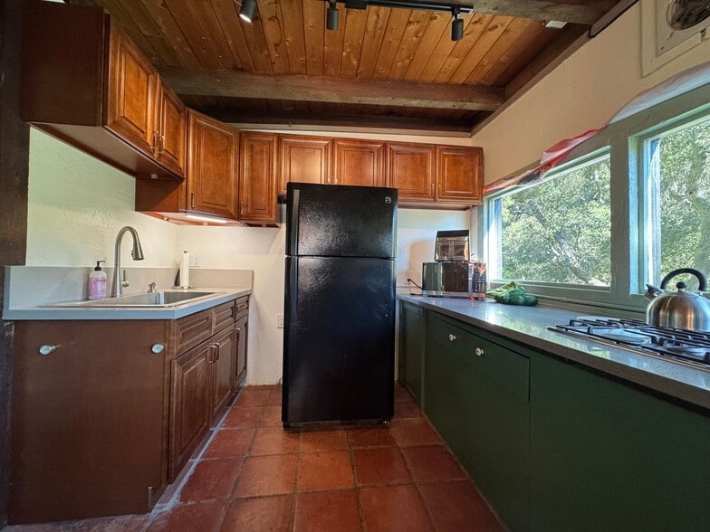 Building Photo - 1619 Oak Dr