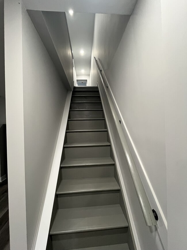 Building Photo - 805 W 5th St